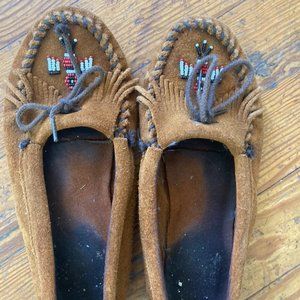 Minnetonka Women's Thunderbird Moccasin, Size 9, with beads and hard sole.